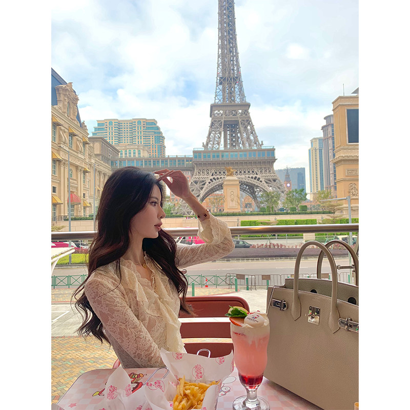 KUN [Spring Paris] Heavy-duty hollowed-out lace shirt for women, casual design, slim fit, flattering inner layer top