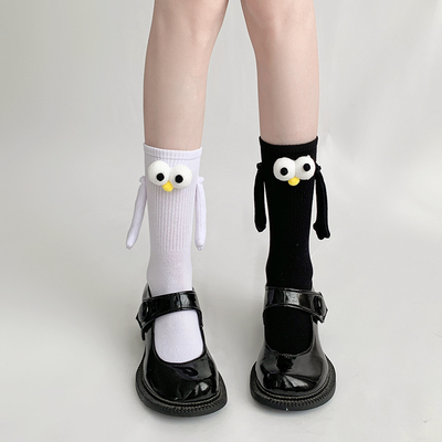 taobao agent 夜间教习室会牵手的袜子磁吸可爱立体白色中筒袜女春秋款日系情侣