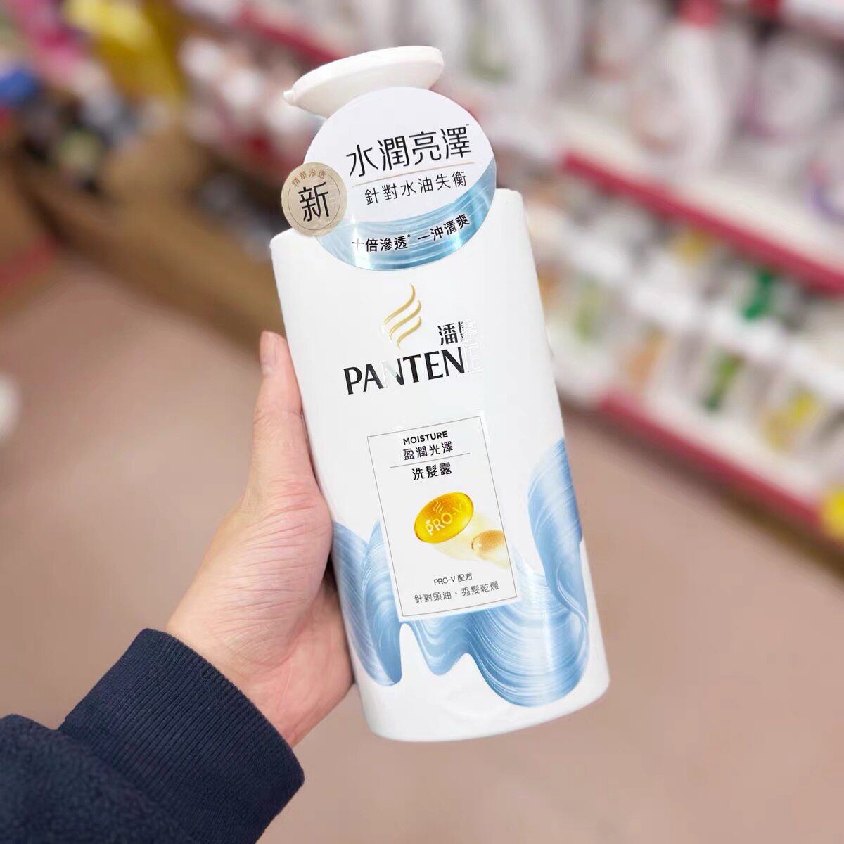 Шампунь Pantene, импортированный из Гонконга, предотвращает ломкость волос, окрашивает, восстанавливает черноту и осветляет их...