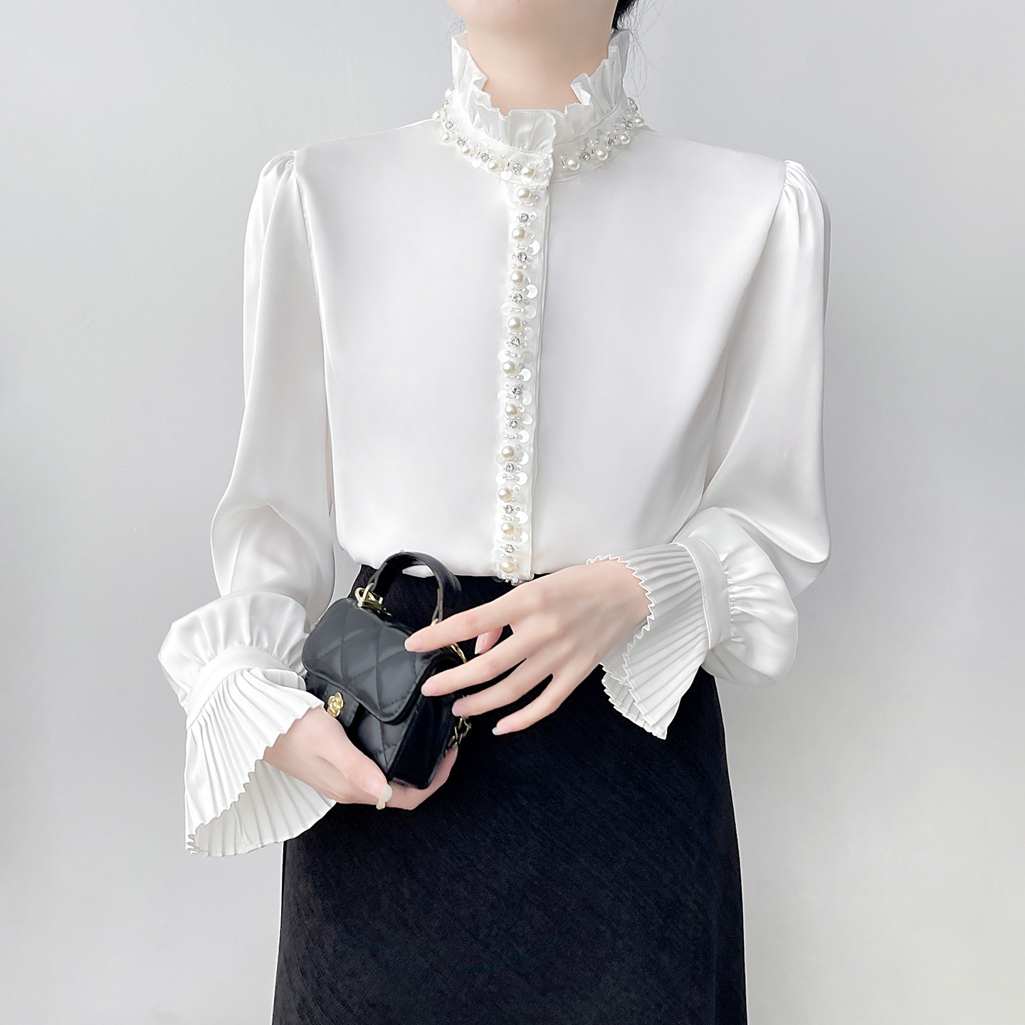 Han Boya long-sleeved white stand-collar shirt with ruffled trim, unique design, beaded satin drape.