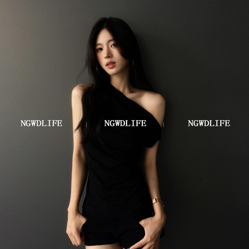 NGWDLIFE Korean hot girl black off-shoulder pleated vest for women 2025 new simple design T-shirt top