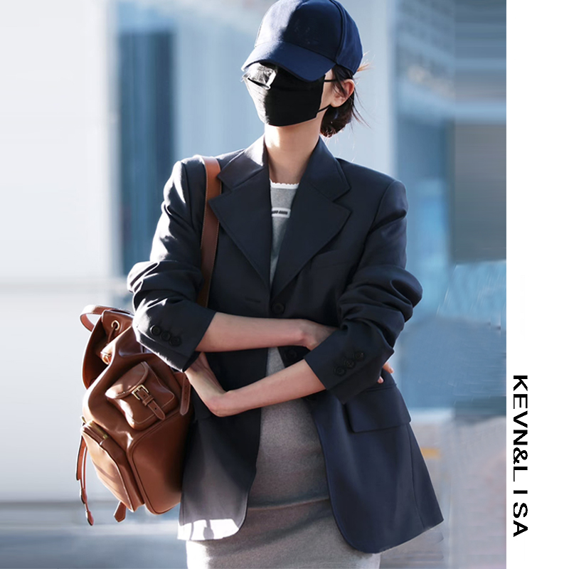 Тот же серый пиджак от Zhang Yuanying - это женский модный стиль осени 2025 года в корейском стиле casual design sense - тонкий и маленький костюм