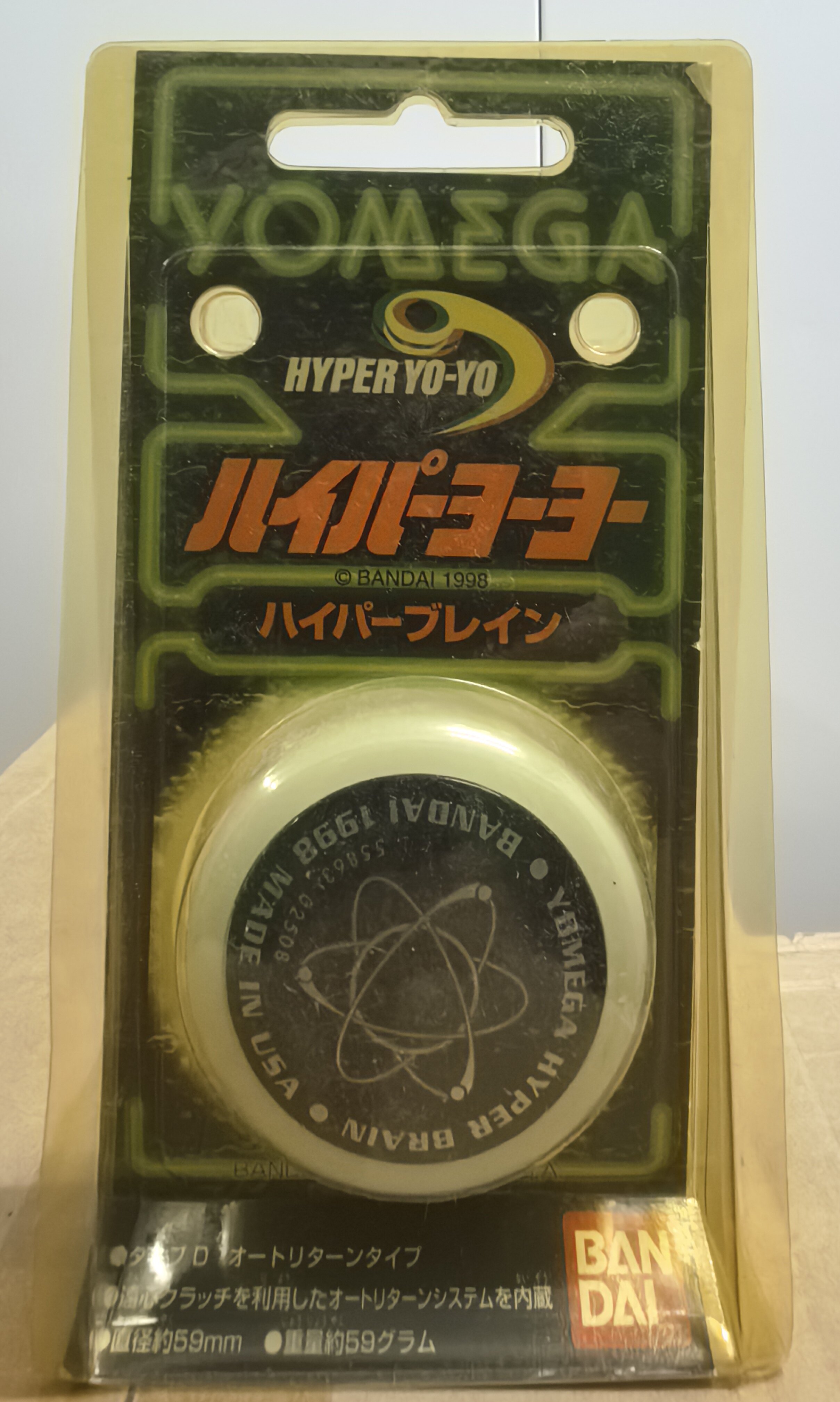 В 1998 году йо-йо Bandai Yomega hyper brain yoyo будет ярко светиться после поглощения света боковой стороной йо-йо.