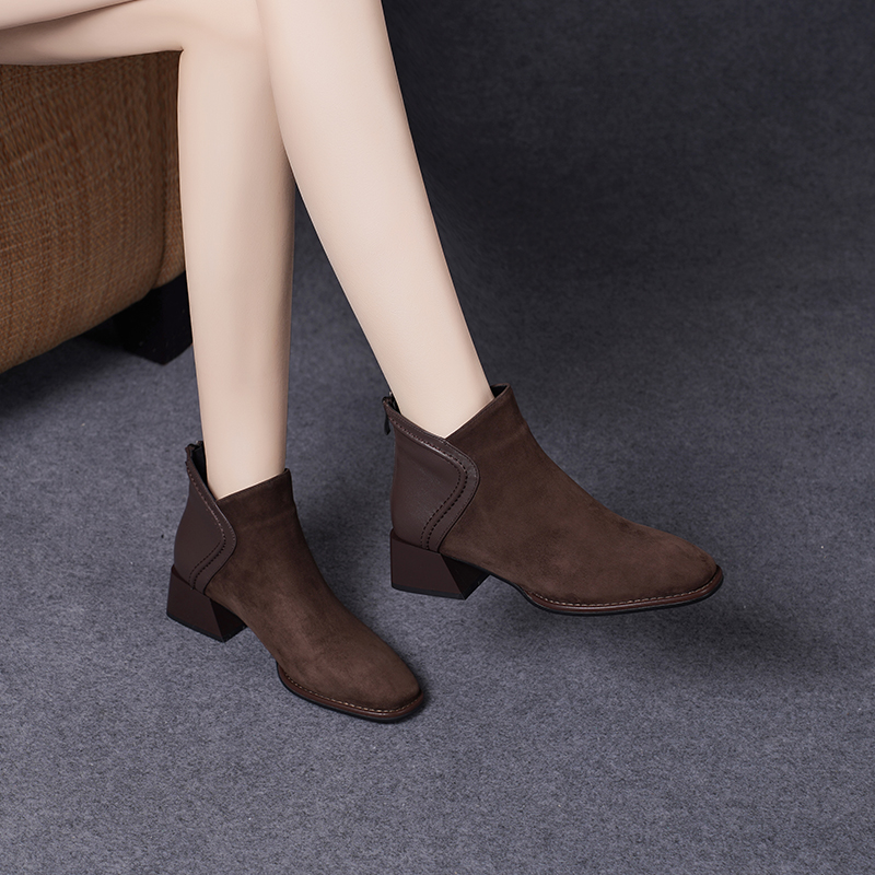 Новинка 2025 года; сезон весна-осень; короткие ботинки с матовым покрытием; женская кожаная обувь на среднем толстом каблуке; ботильоны с квадратным носком; осенне-зимняя обувь из овчины