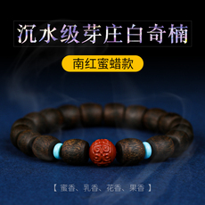 листья аквиларии