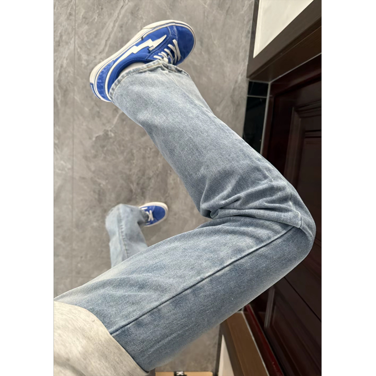 светло-голубые джинсы cleanfit, мужские брюки с микро-притачкой American high street vibe, летние тонкие приталенные брюки с прямыми штанинами
