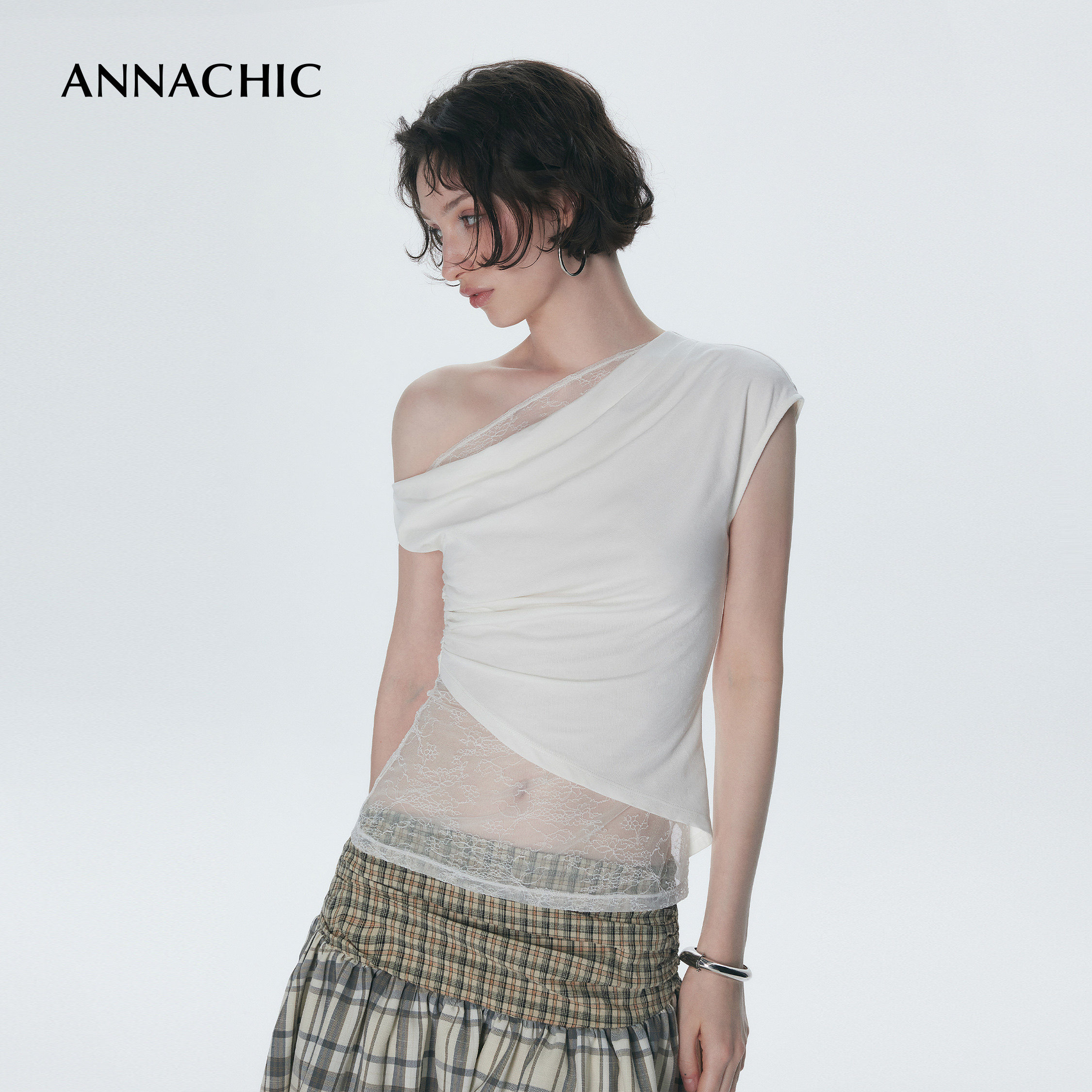 ANNACHIC blogger's style - White lace-trimmed off-shoulder short-sleeved t-shirt, a stunningly beautiful irregular top for summer.