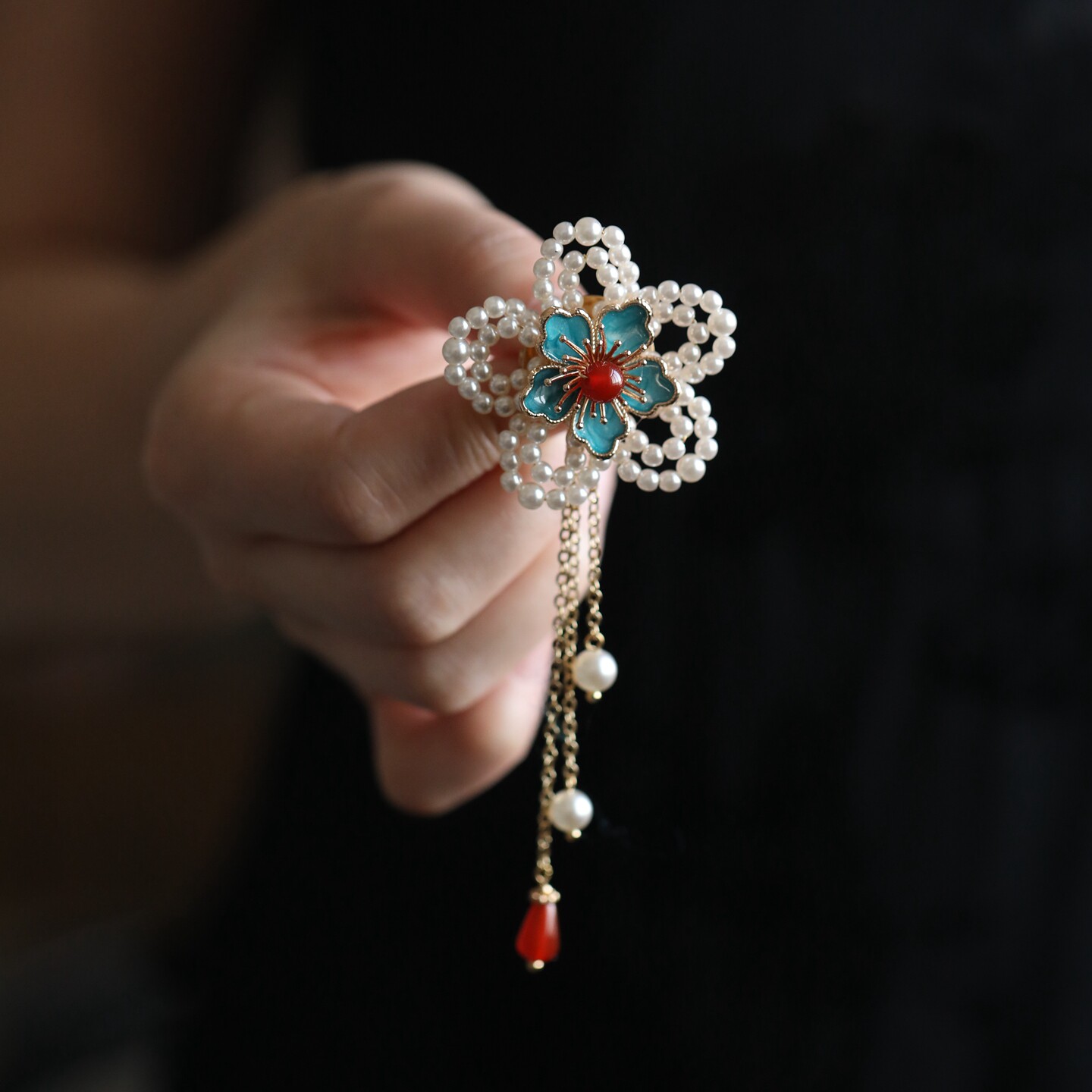A collection of cloisonné enamel brooches, including three-dimensional floral designs, perfect for cheongsams and Hanfu. Also includes high-end brooches and decorative pins.