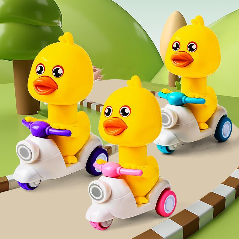 Дети нажимают на игрушечный мотоцикл 