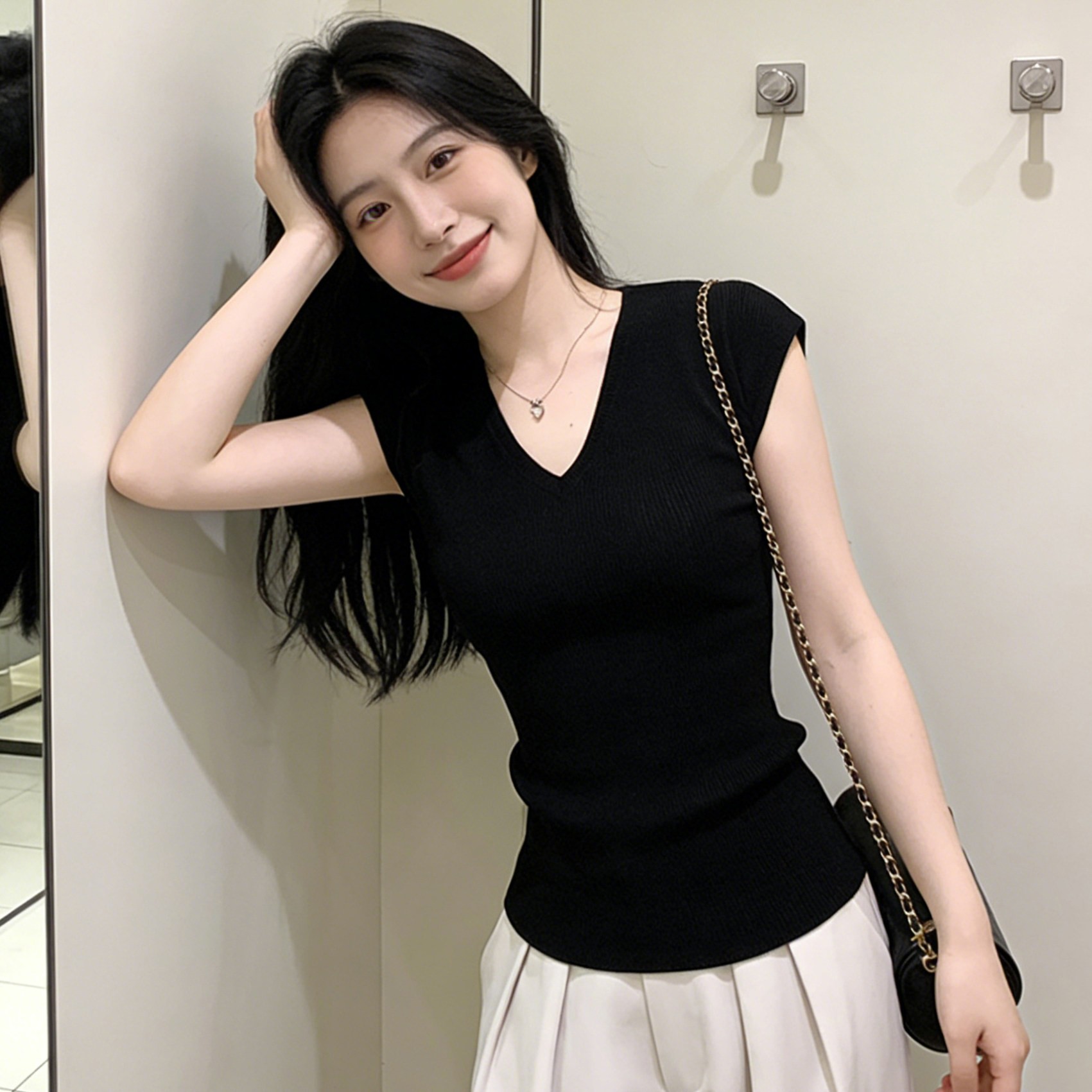 Черная трикотажная футболка с v-образным вырезом и короткими рукавами women's slim top women's 202...