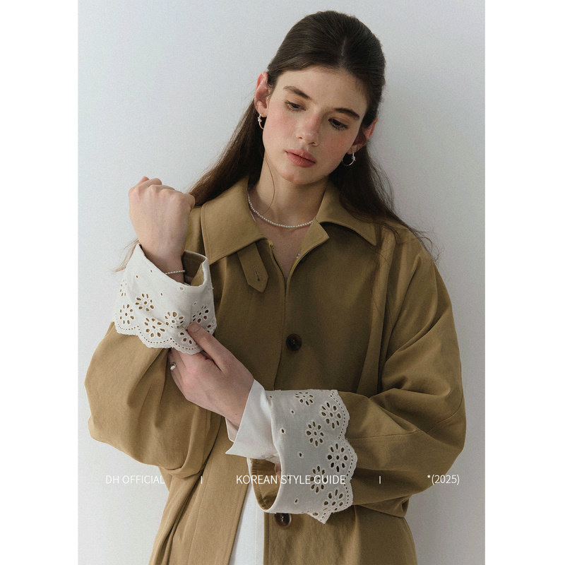 DH OFFICIAL Dahua [Корейская писательница, Корея] Ветровка с кружевным дизайном и отстрочкой на манжетах из тенсела
