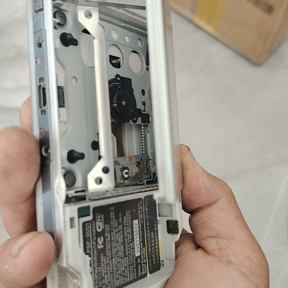 Запрос на портативный компьютер Sony PSP-3001 silver, физический объект, показанный на картинке, поддерживает игры в формате UMD.Идет внутренний торг