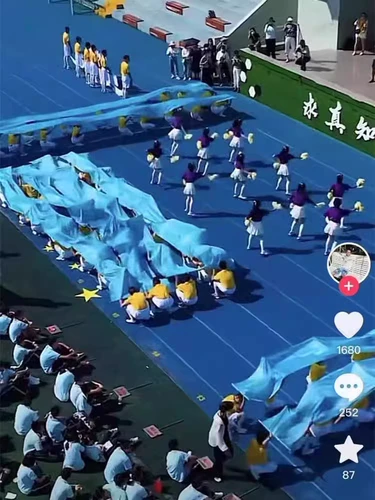 Семь -летний старый магазин 17 Цветной танец синий шелк может добавить пояс с падением Большой танцевальный реквизит в школьные спортивные встречи