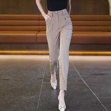 Leisure pants for women in a four year old store. Casual pants for women in a nine part pants and a nine part suit pants for women in spring and autumn. New Korean version of casual dad pants is thin