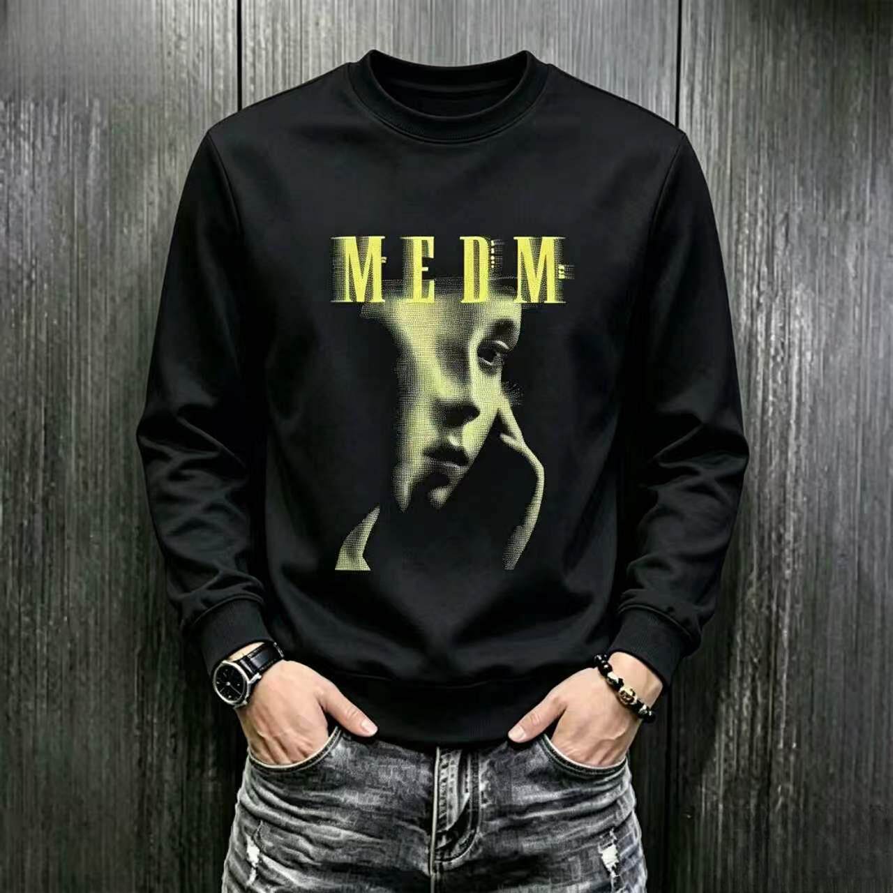 Une centaine de nouveaux t-shirts pour les hommes à manches longues en velours de 2026 avec des t-shirts à l'automne.