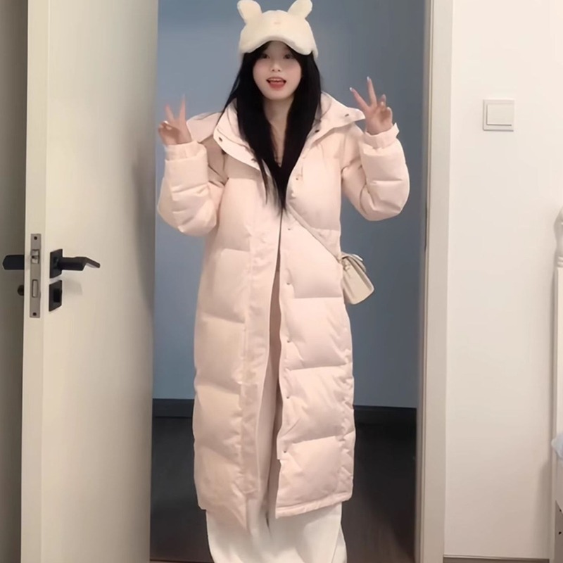 Розовая пуховая стеганая куртка женская, новинка зимы 2025 года, корейская версия свободной толстой стеганой куртки средней длины выше колена с капюшоном.