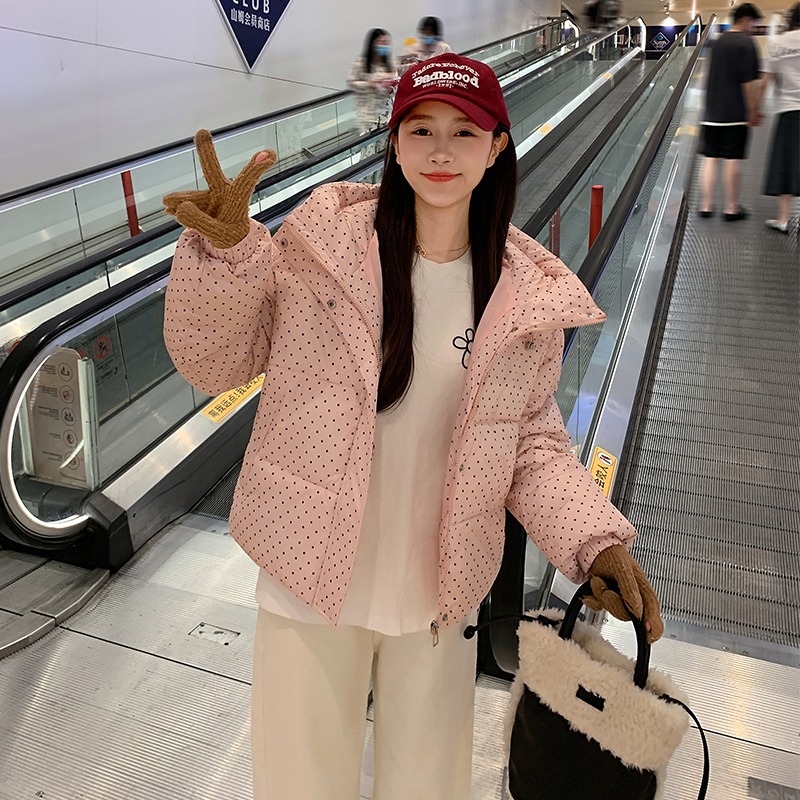 Женская короткая куртка на хлопковой подкладке 2025 года, зимняя утепленная корейская версия пуховой куртки на хлопковой подкладке в горошек, женская шикарная куртка на подкладке в западном стиле.