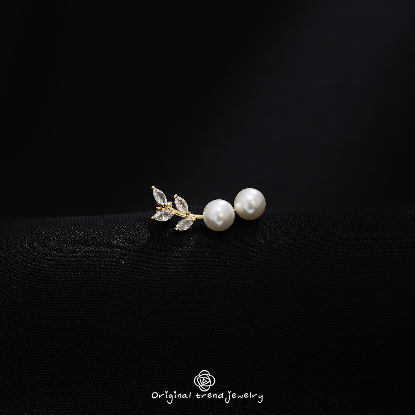 Exquisite mini anti-exposure brooch, a small magic tool for altering necklines, a small safety pin for knitwear and shirts, an accessory to secure clothing.
