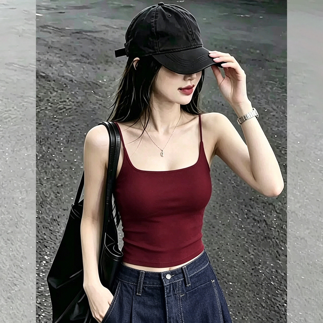 Женская майка Hot girl состоит из красивого бюстгальтера с открытой спиной, одного нижнего бюстгальтера и облегающего красного топа с накладками на грудь с внутренней стороны.