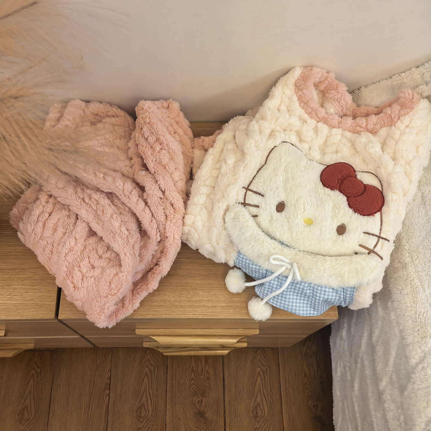 Новая пижама из кораллового флиса с милым котом KT, женская осенне-зимняя утепленная плюс бархатная, которую можно носить на улице, студенческий теплый домашний костюм