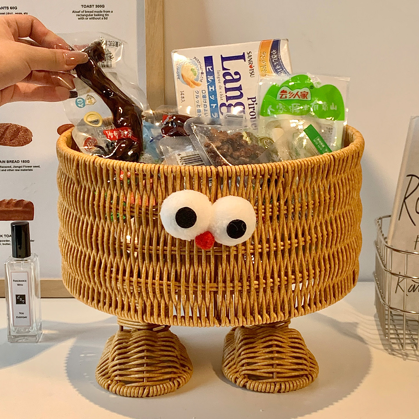 Симпатичная корзина для хранения из ротанга, настольный ящик для хранения, домашние закуски, игрушки, всякая всячина, ящик для хранения, стеллаж, плетеная корзина