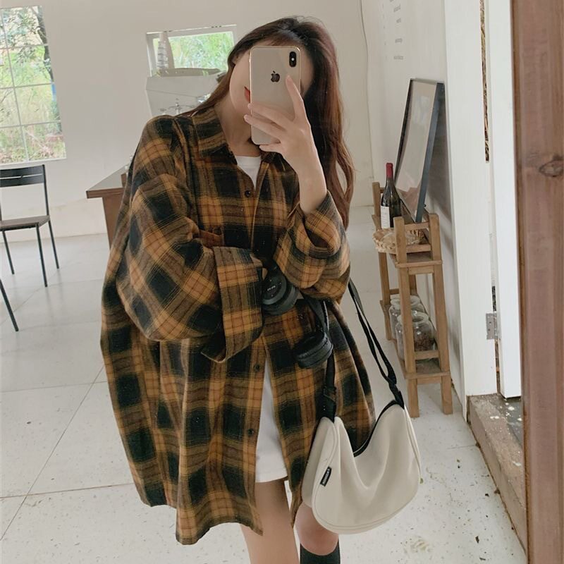 American-style high-end red plaid shirt for women, new style for spring and autumn 2026, loose and relaxed long-sleeved shirt, top, wearable on its own.