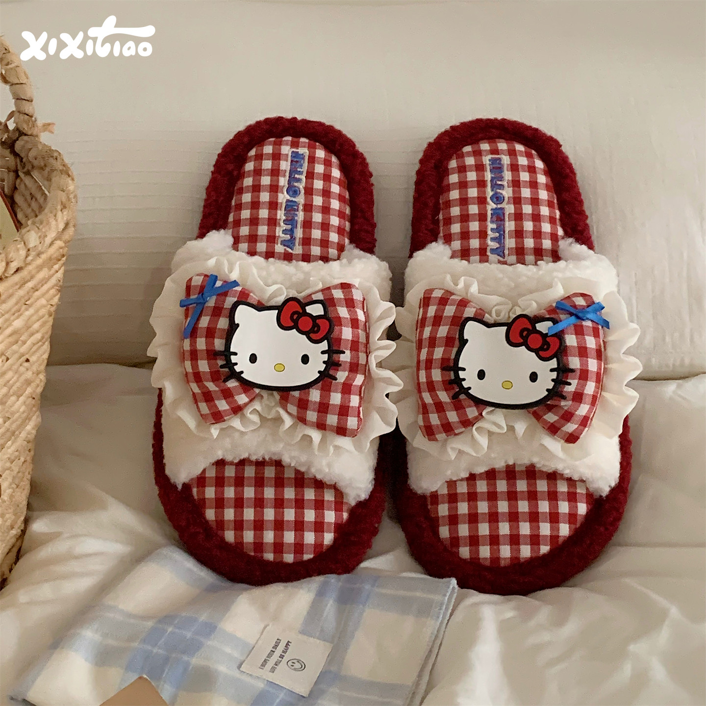 Authentic Hello Kitty slippers for women, made of thin stripes, perfect for winter, suitable for home use, non-slip, cute and fluffy.