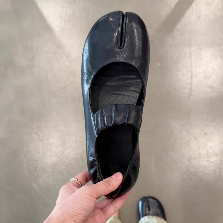 Версия из овчины ~ индивидуальная простая обувь на плоской подошве с раздельным носком и неглубоким носком; женская верхняя одежда для пригородов в стиле ретро с юбкой Mary Jane