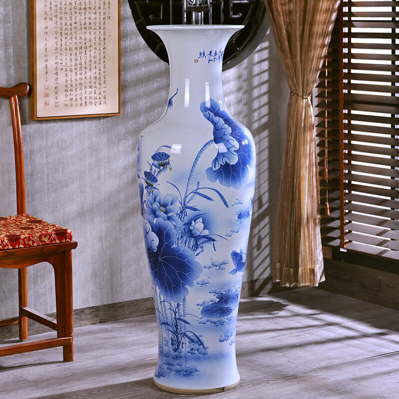 Компания Jingdezhen уже более года занимается изготовлением керамической вазы ручной росписи от пола до потолка в гостиной.