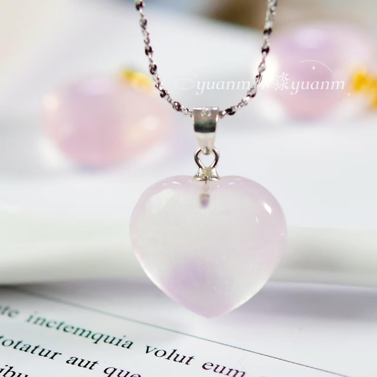 Подвеска с натуральным розовым кристаллом 