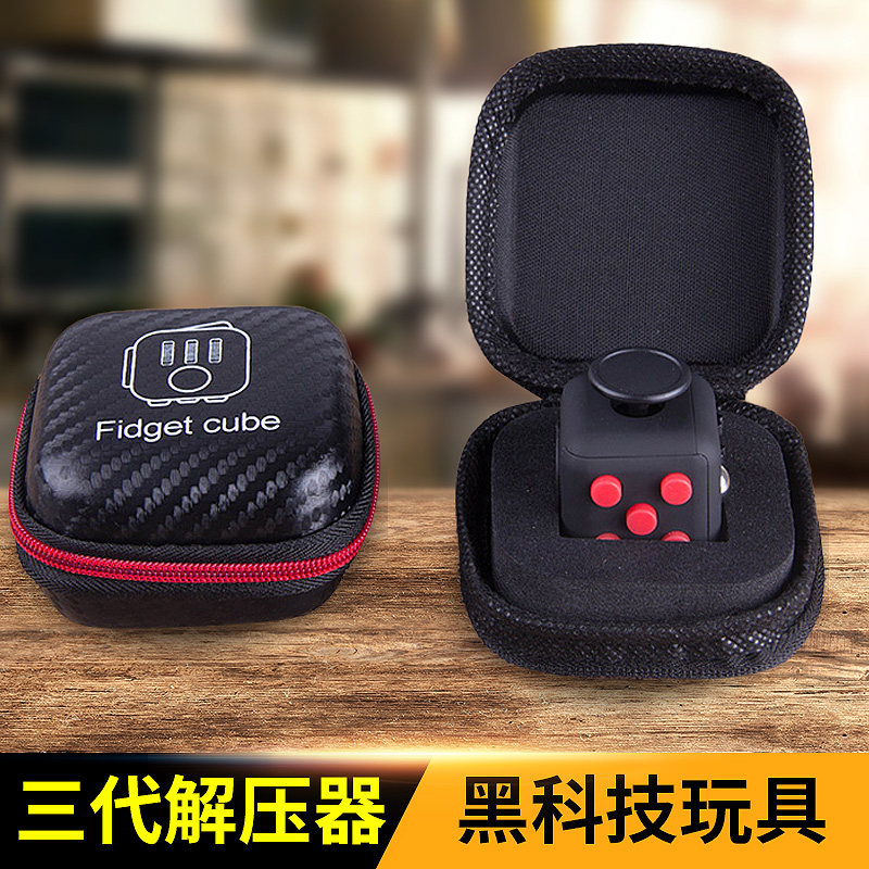 fidget cube - декомпрессионная игрушка третьего поколения, ученикам скучно на уроке, и они хотят выпустить пар, используя настоящие декомпрессионные кости - кубик Рубика.