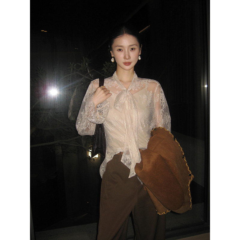 Lu Qingyi Original French Lace Shirt for Women, Autumn, Delicate Eyelash Trim, Elegant V-Neck Casual Top