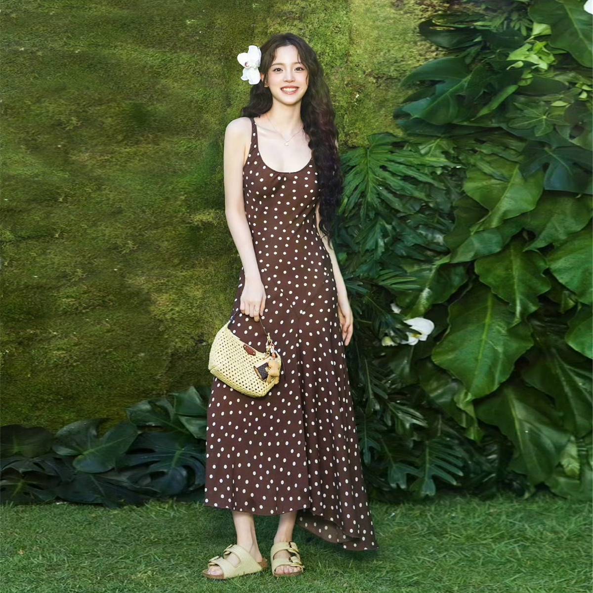 Серия Miao Xiang ◇ R~ Ouyang Nana в коричневый горошек с таким же платьем и юбкой на подтяжках с U-образным вырезом, создающей ощущение простора.