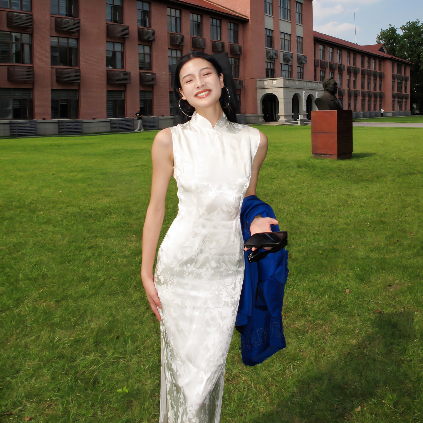 【Qingdu Shuilang】 Когда принимающая мать оденет белое жаккардовое атласное платье cheongsam без рукавов с узким разрезом в китайском стиле