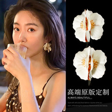杨采钰同款白色花朵耳饰法式耳环夏季女小众设计感高级2024年新款