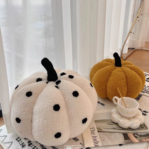 Подушка, плюшевая кукла, песок, диван