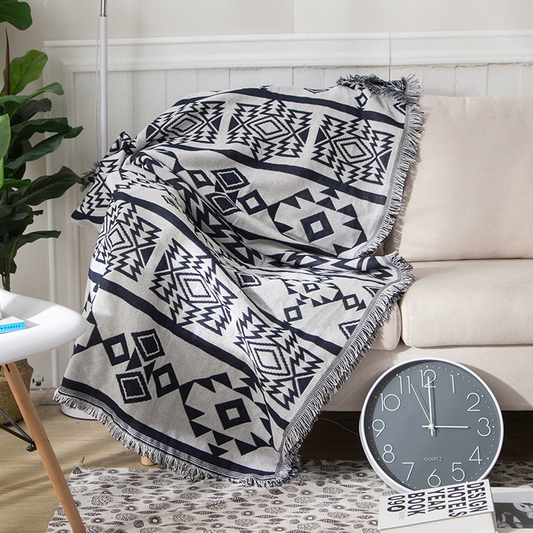 Ready Supply of Simple European Black and White Geometric Four-Season Universal Sofa Cushion Fabric Sofa Cover Knitted Thread Blanket