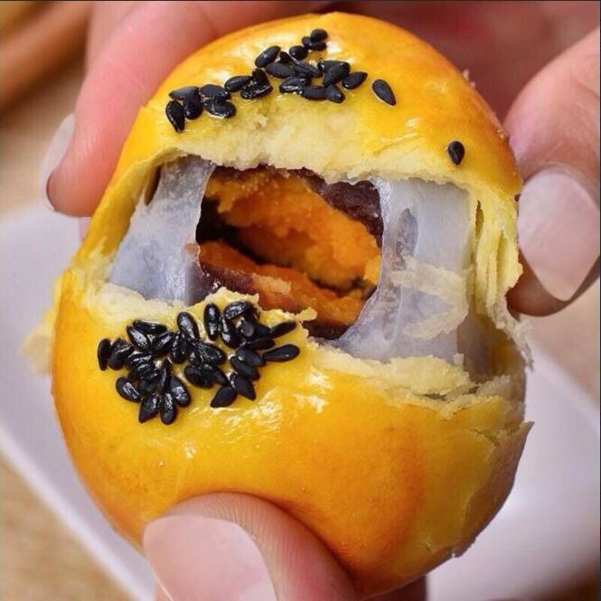 Sea duck egg yolk crisp 55g snow Mei Niang red bean flavor Net red snack snack traditional pastry heart wholesale one-piece delivery