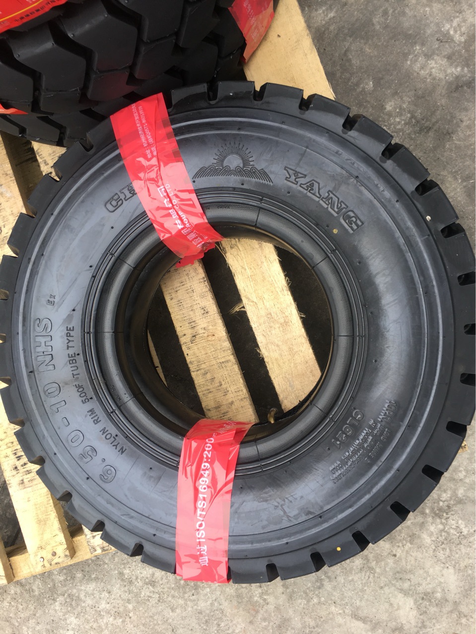 ยาง Chaoyang แท้ ขนาด 28X9-15 สภาพใหม่เอี่ยม สำหรับเครื่องจักรก่อสร้าง รถยก 3 ตัน 3.5 ตัน ยางแข็ง โรงงานผลิต