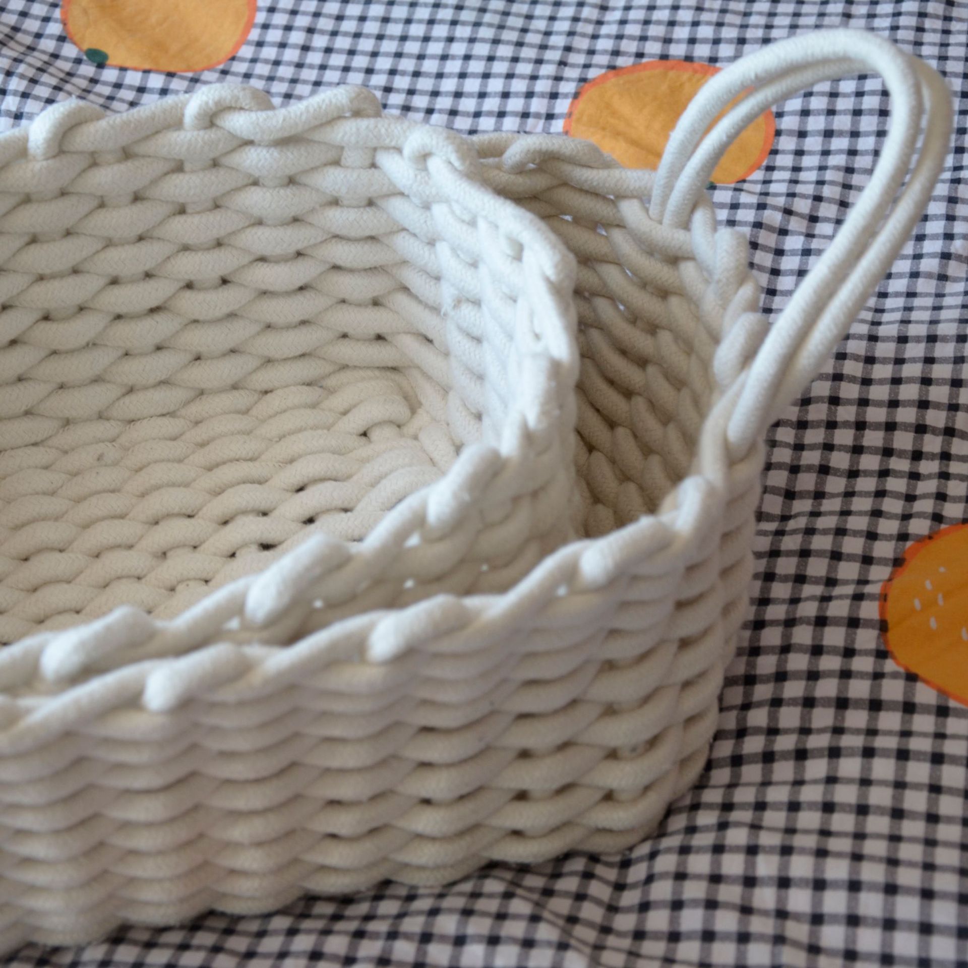Storage Basket Nordic Ins Style Cotton Thread Hand-Woven Desktop Storage Basket for Miscellaneous Items and Snacks Storage Basket