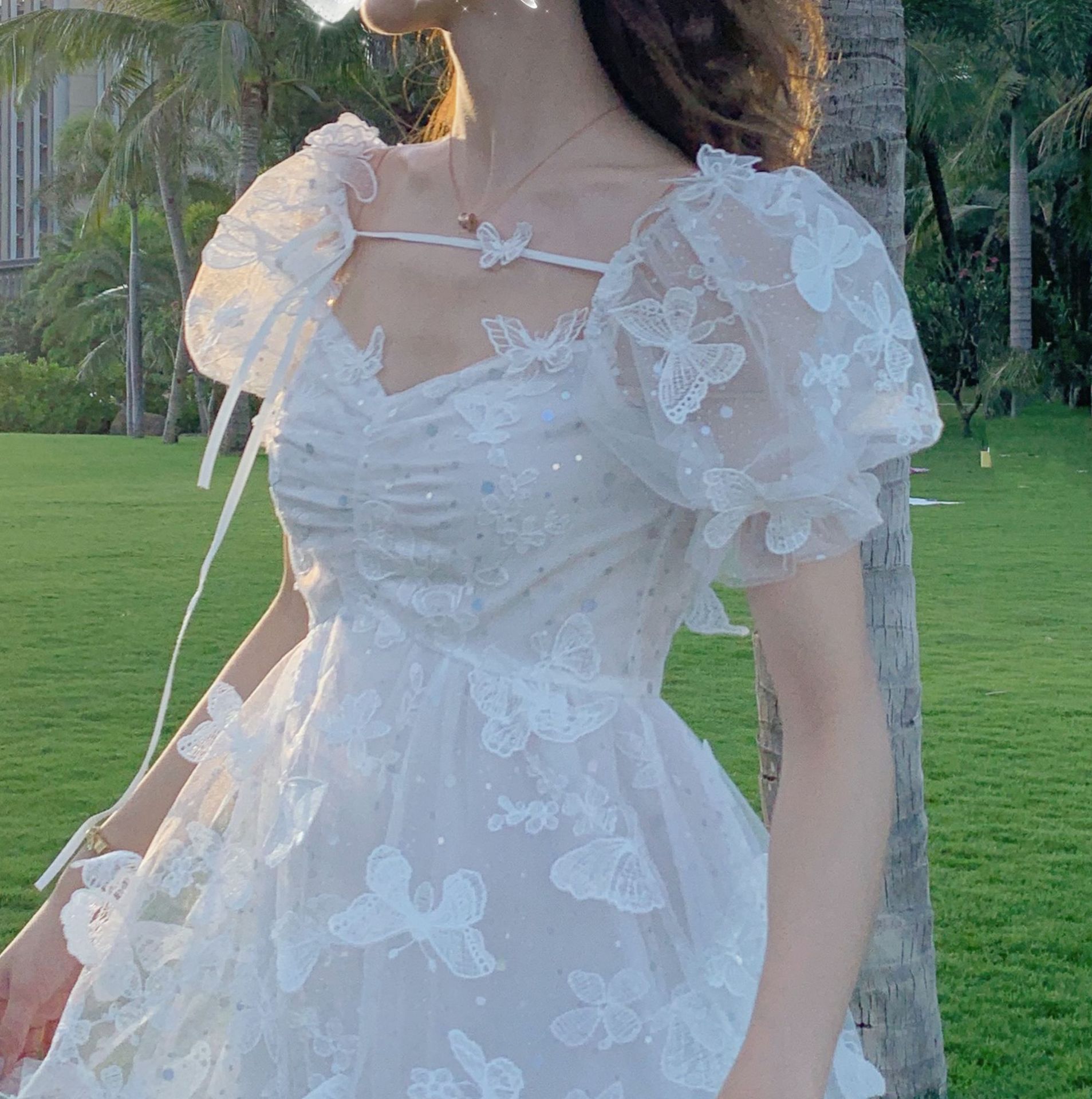 Đầm maxi nữ thắt eo tay bồng V cổ họa tiết bướm — Dáng ngắn