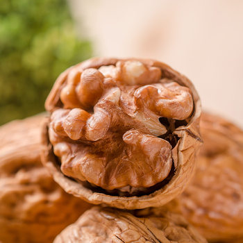 New goods crispy Yunnan cooked paper walnut with cans 250g pepper and salt milk flavor snacks nuts fried specialty