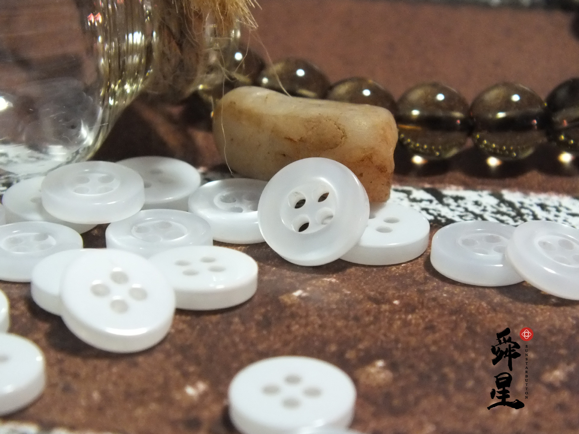 Factory supply custom dyed pearlescent resin buttons eye pearlescent shirt buttons spot wholesale