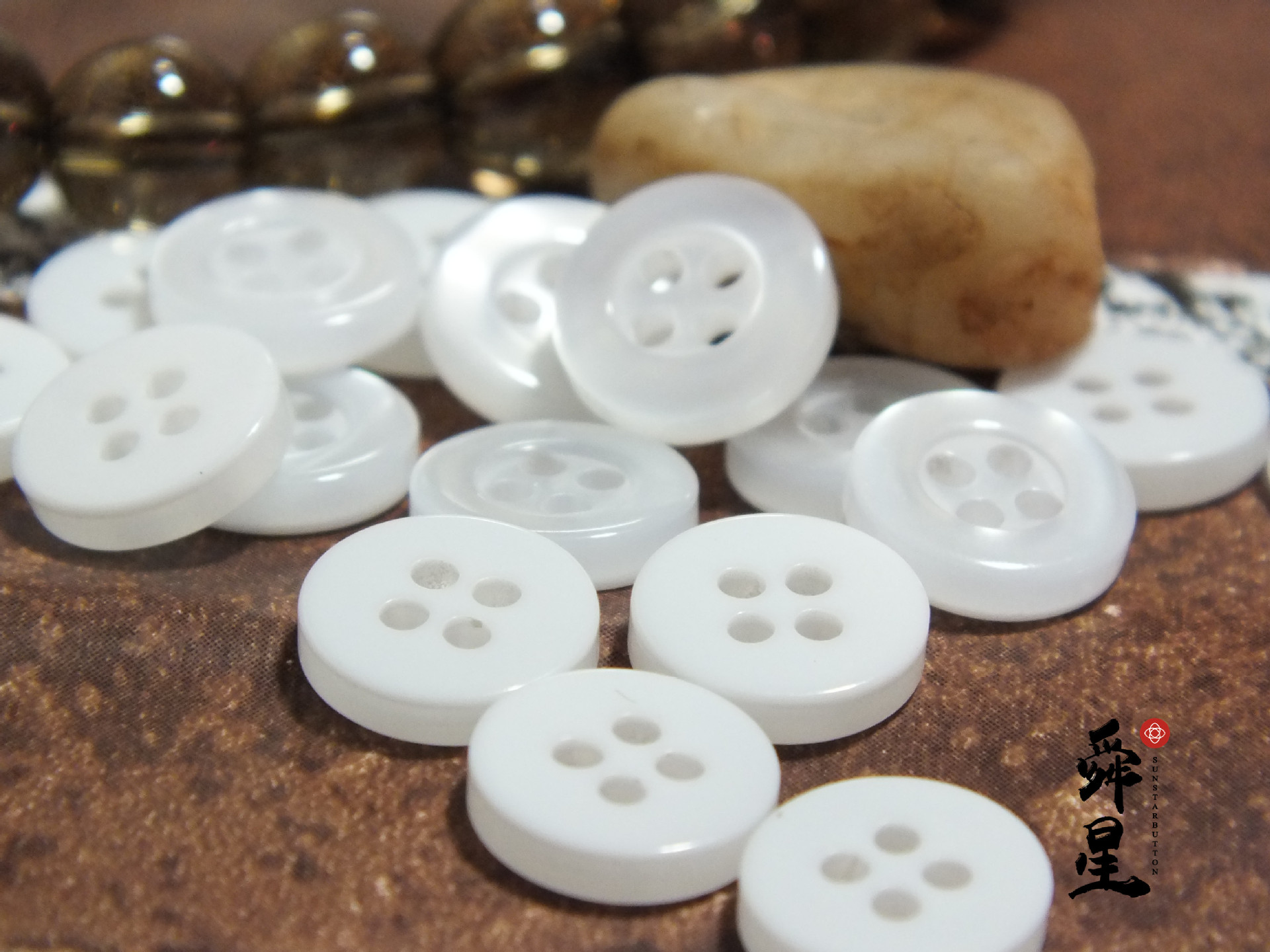 Factory supply custom dyed pearlescent resin buttons eye pearlescent shirt buttons spot wholesale