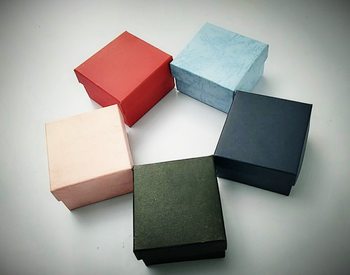 In stock built-in small pillow square watch box lid gift wrapping paper watch box small quantity wholesale