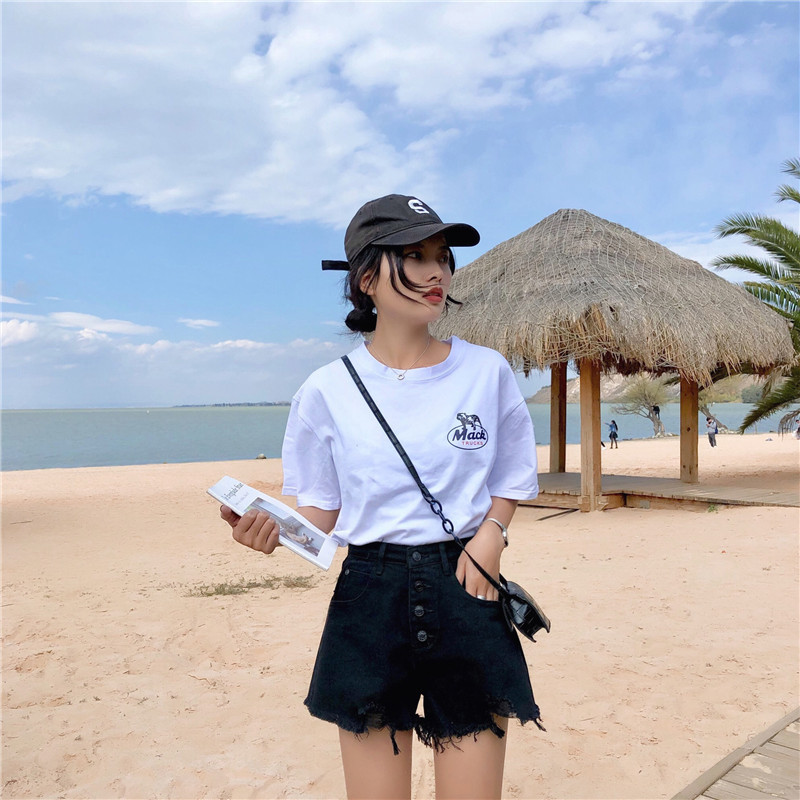 High Waisted Denim Shorts Loose Fit Button Detail Frayed Hem Casual Summer Wear for Students Wholesale Available