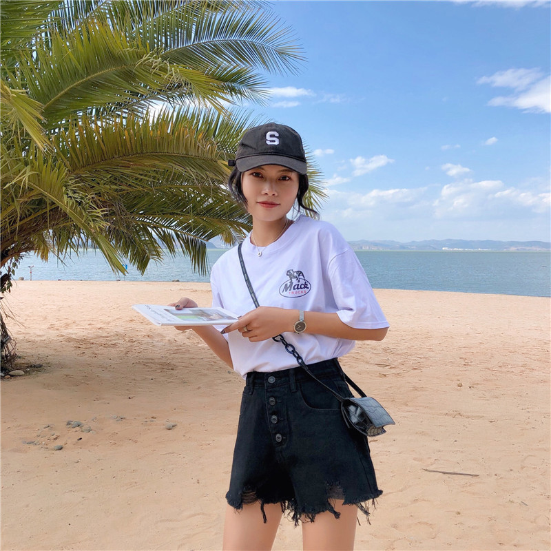 High Waisted Denim Shorts Loose Fit Button Detail Frayed Hem Casual Summer Wear for Students Wholesale Available