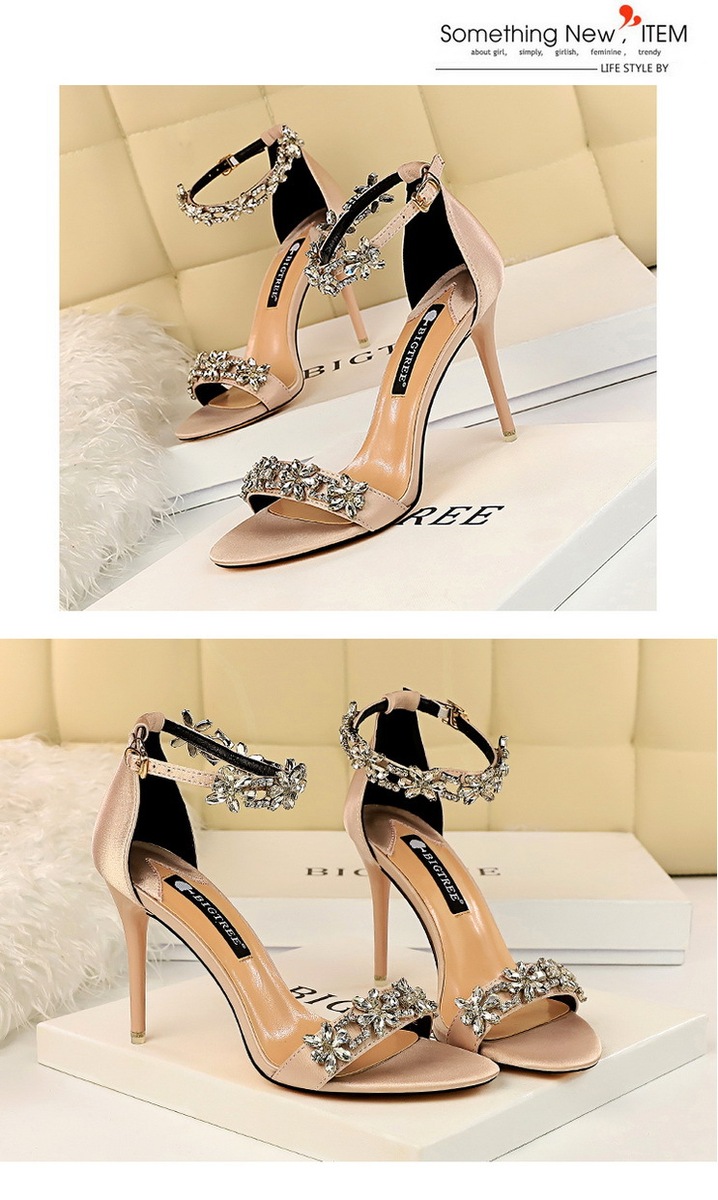 Giày sandal cao gót nữ mũi hở quai ngang đính đá lấp lánh chất liệu satin — Màu bạc, Màu đen, Màu đỏ, Màu hồng