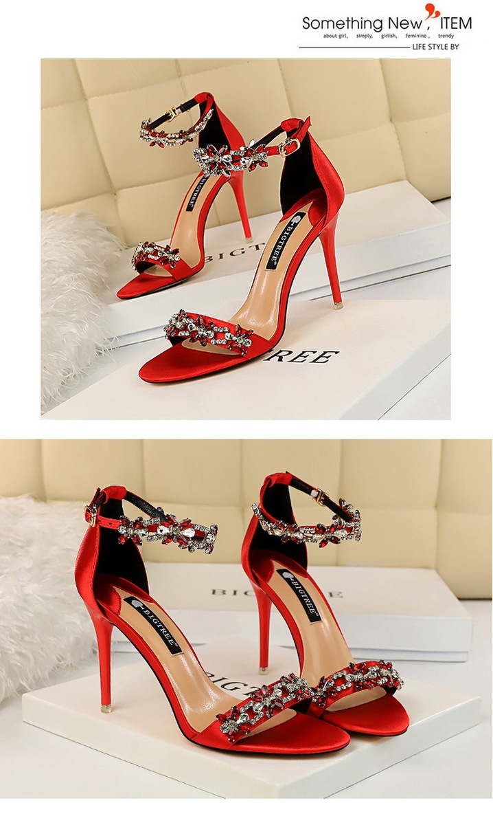 Giày sandal cao gót nữ mũi hở quai ngang đính đá lấp lánh chất liệu satin — Màu bạc, Màu đen, Màu đỏ, Màu hồng
