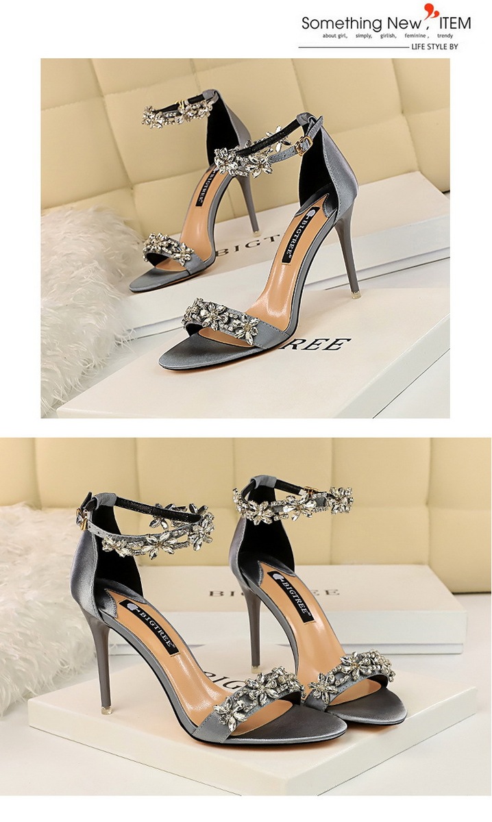 Giày sandal cao gót nữ mũi hở quai ngang đính đá lấp lánh chất liệu satin — Màu bạc, Màu đen, Màu đỏ, Màu hồng